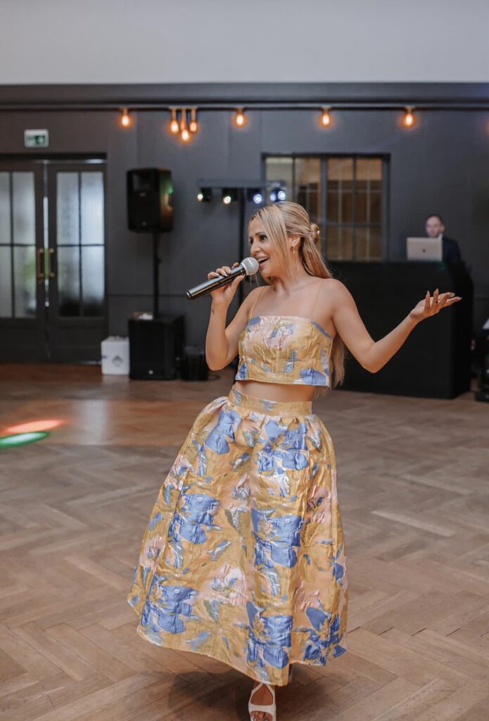 Jana Roschal Hochzeitsrednerin Moderatorin wedding MC